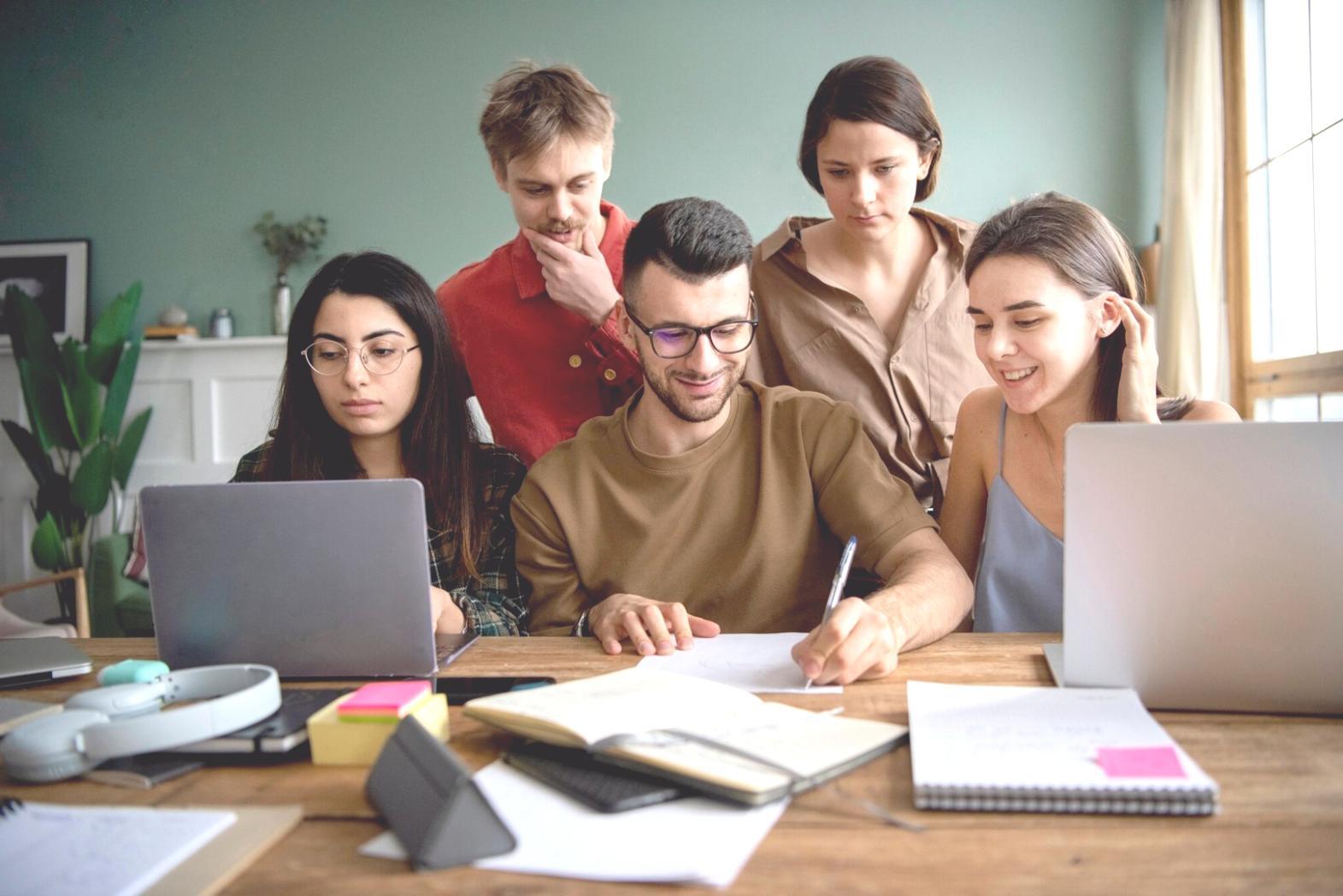 Espace de travail collaboratif pour entrepreneurs travaillant sur leur budget d'entreprise