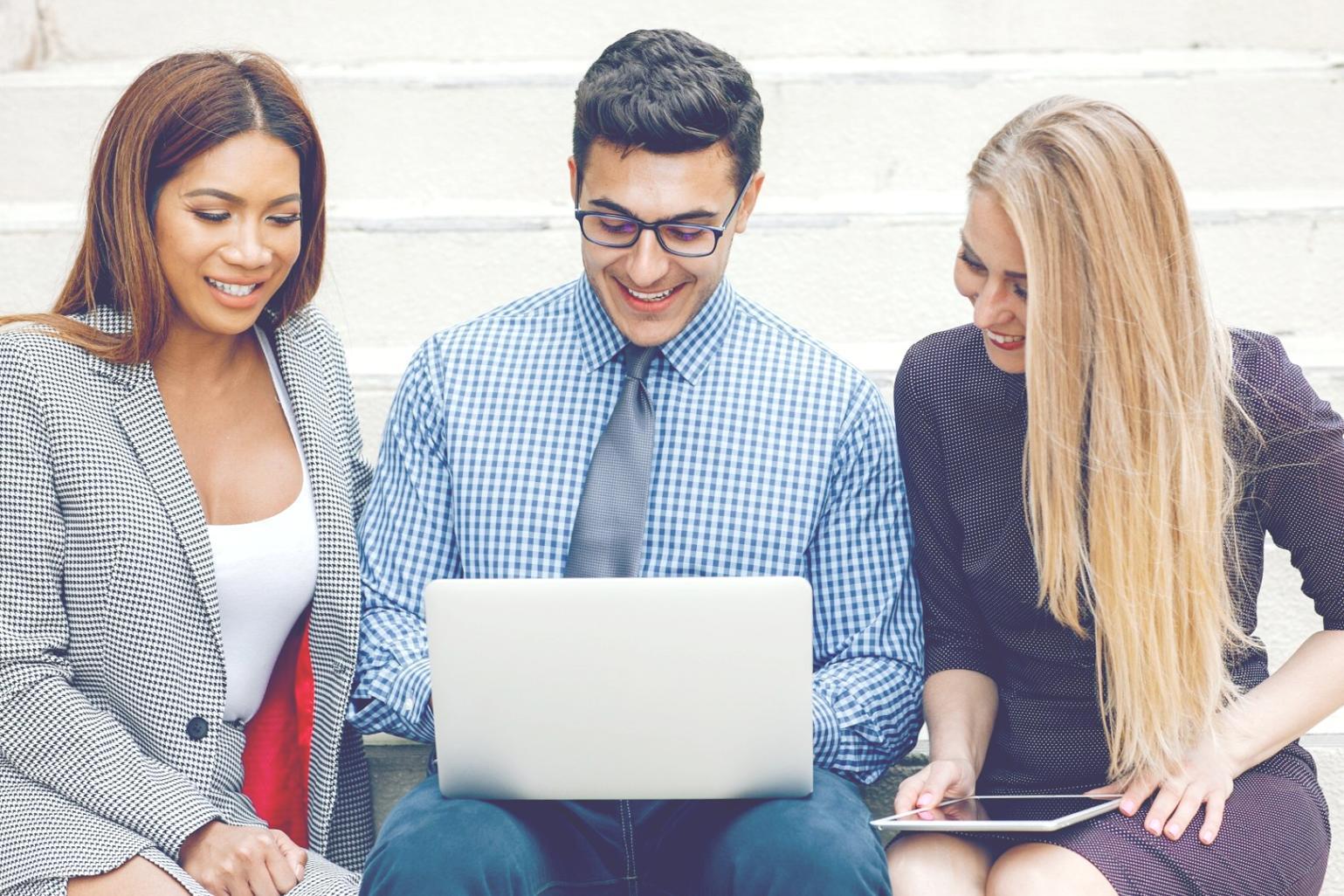 Bureau avec documents financiers et café